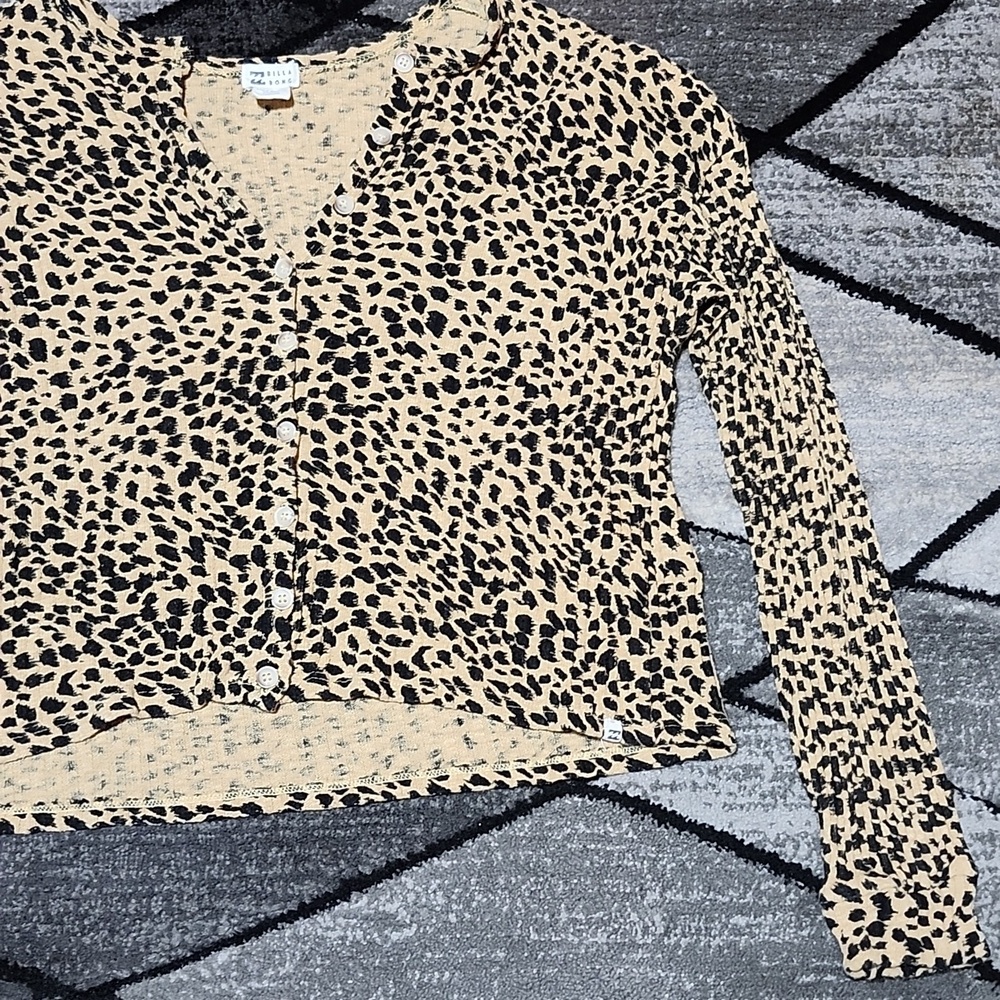 BILLABONG LEOPARD PRINT RIBBED BUTTON-DOWN CROP LONG-SLEEVE TOP - Picture 6 of 13